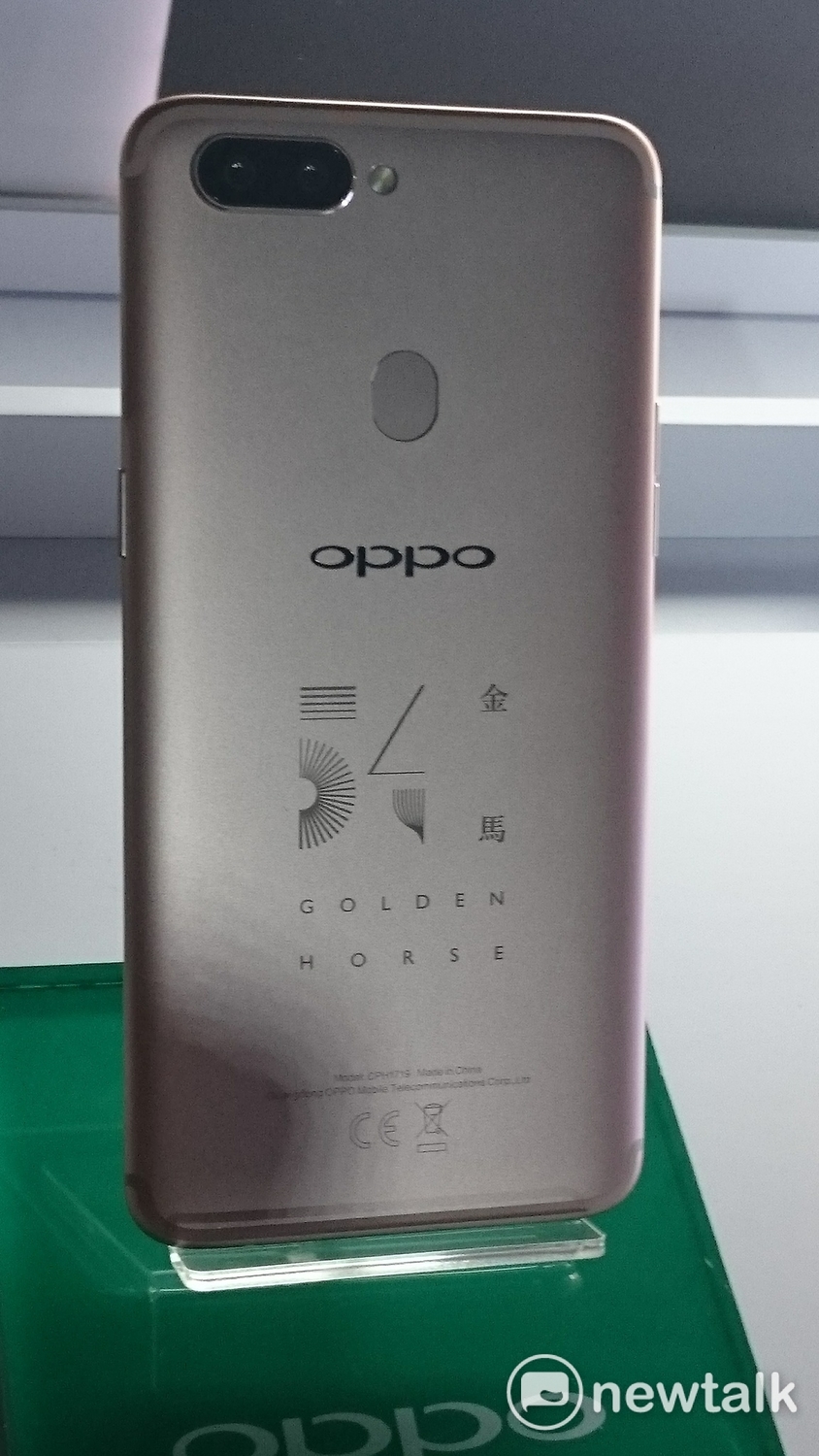 在R11S霧面機殼的背面雕上「金馬」字樣的金馬獎訂製機。 圖：王昱澄/攝