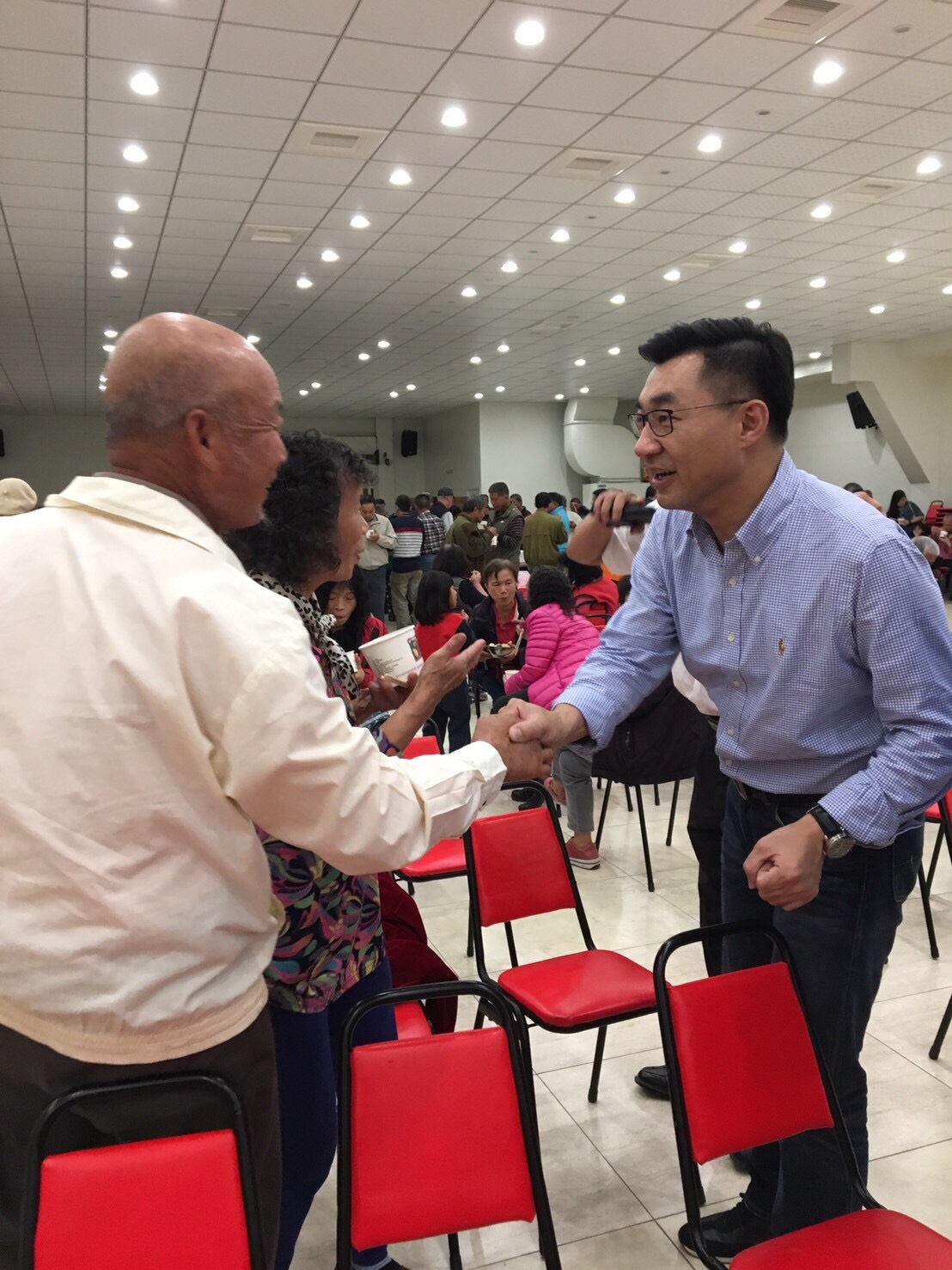 江啟臣與支持者互動熱烈。 圖 : 江啟臣服務處/提供