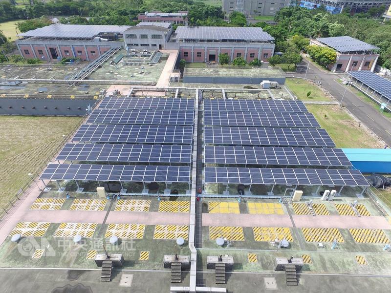 屏東有茂迪及元晶科技公司要在屏東蓋太陽能發電廠，讓不利耕地變得搶手，屏東縣政府提醒農民，將全部農地出租做綠能會喪失農保，簽約前需三思。 圖 : 屏東縣政府/提供(資料照片)