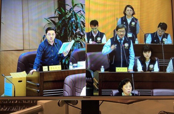 桃園市政質詢，議員針對河川重金屬汙染，怒批市府工業無節制發展，造成生態浩劫。圖左為國民黨議員梁為超，圖右為桃園市環保局長沈志修。 圖：翻攝自桃園市議會視頻
