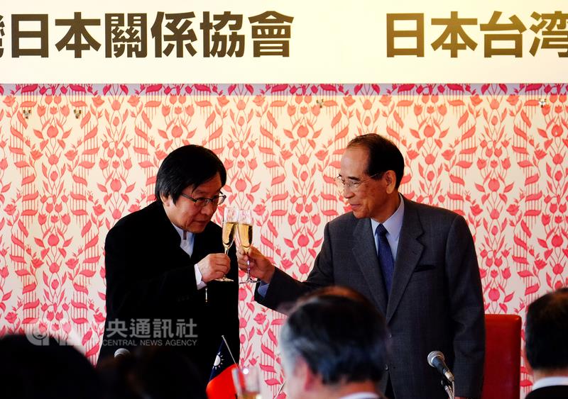 台灣日本關係協會會長邱義仁（左）與日本台灣交流協會會長大橋光夫，今天舉杯祝賀雙方簽署台日關務合作及互助協定、文化交流合作瞭解備忘錄。 圖 : 中央社