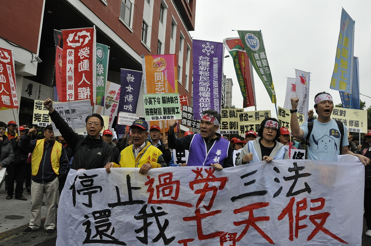 反對延長工時、反對勞基法修惡！拒絕鬆綁7休1！20多個勞工團體今（23日）天上午在立法院群樓門口抗議，並繞行立法院表達訴求。 圖:陳香蘭／攝
