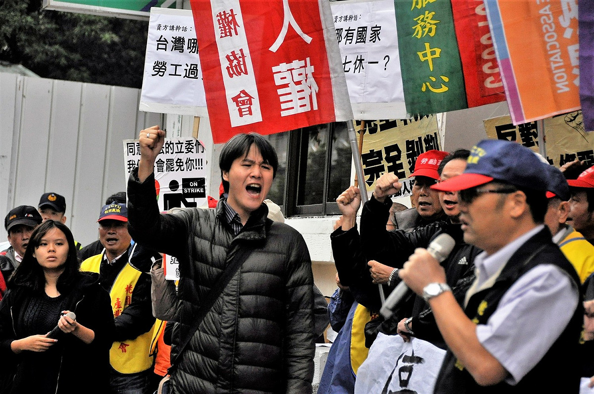 勞團今（２３日）天到立院抗議並稱，勞基法修惡，民進黨是史上以最快速度「出賣勞工」的政府。 圖:陳香蘭／攝