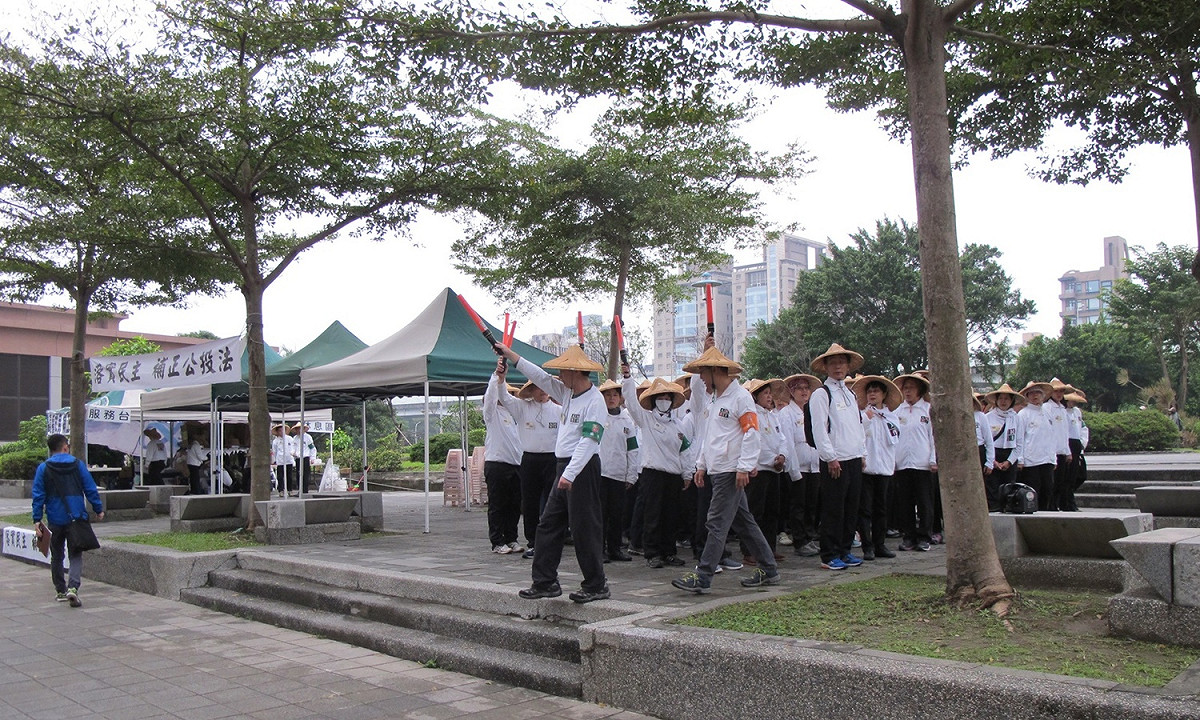 80名人民作主基金會志工23日展開繞行民進黨三圈的活動。 圖：林朝億/攝