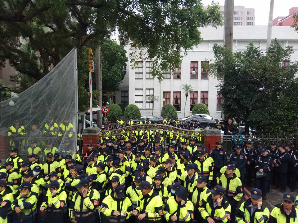 立法院今天上午針對勞團的抗議行動，嚴陣以待外，警方事前已掌握訊息，並準備了大網子防止勞團突襲。 圖:翻拍2016工人鬥總統臉書