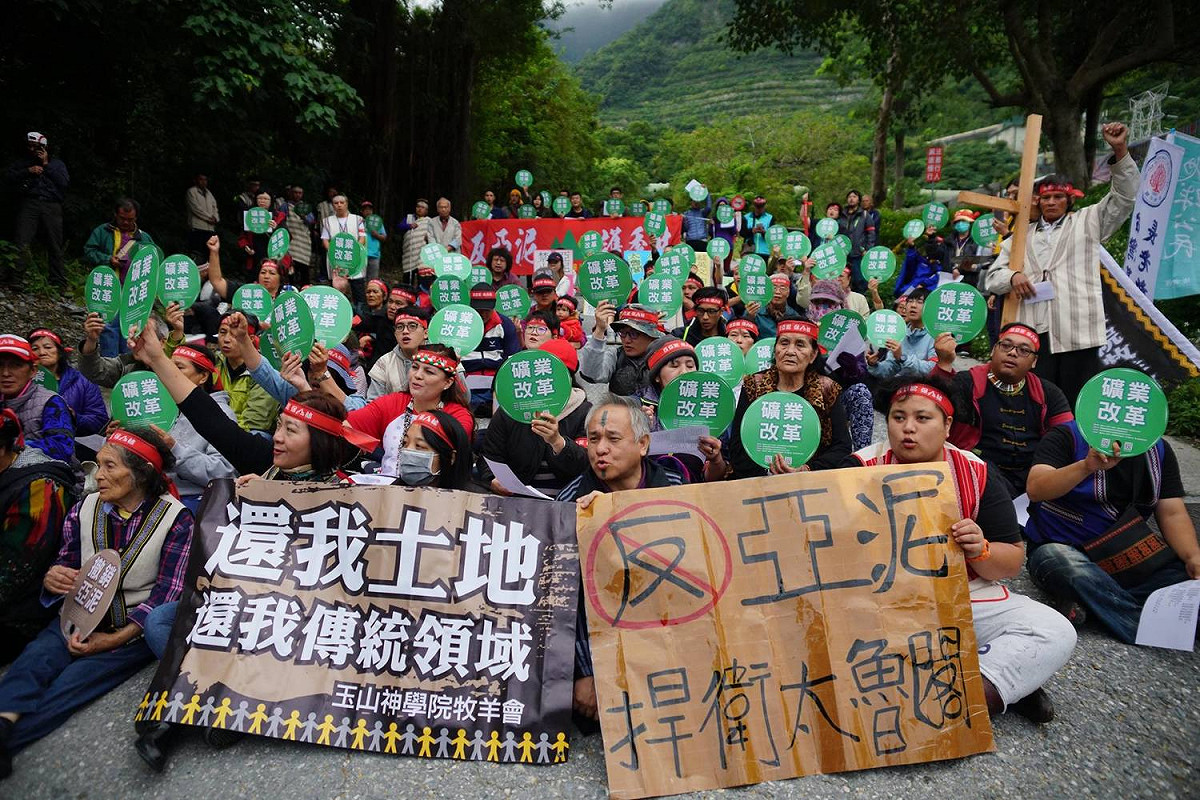 經濟部在今年核准亞泥在花蓮新城山礦區礦權延限20年，今 (23) 天為延限首日，新城山礦周邊居民與多個環保團體集結，坐地封路，拒絕亞泥運輸車進入，並要求行政院和立法院盡速修《礦業法》，撤銷亞泥礦權展延權。 圖 : 翻攝自反亞泥還我土地自救會