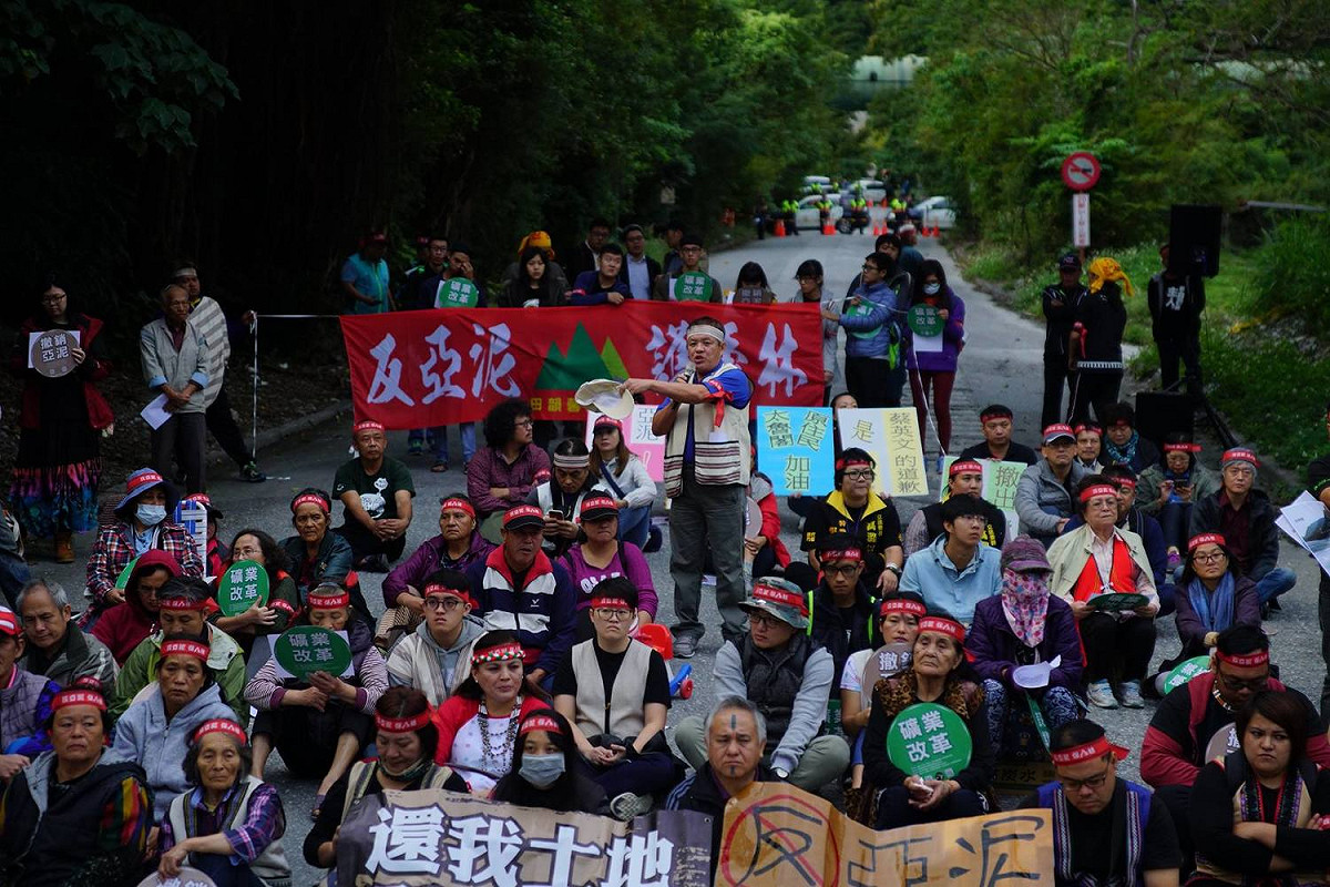 反亞泥還我土地自救會會長田正明表示，他們多次向政府表明守護環境的意志及捍衛原住民耕地，卻始終看不到政府出面處理亞泥問題，逼得他們封路抗議，他強調這次抗議絕對不只1天，如果政府還是沒有給出合理回應，不排除無期限封路。 圖 : 翻攝自反亞泥還我土地自救會