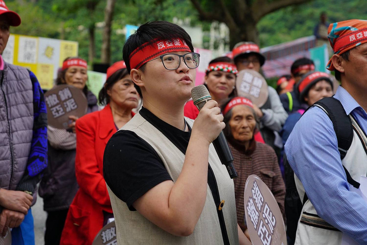 地球公民基金會專員黃靖庭說，亞泥開採40年，期間從未進行環評，也沒有告知當地居民。監察院公布的亞泥礦業權展限案調查報告中，指出該案中環境敏感區、行政裁量權、現行礦業法的不妥適，明顯存有疑慮。 圖 : 翻攝自反亞泥還我土地自救會