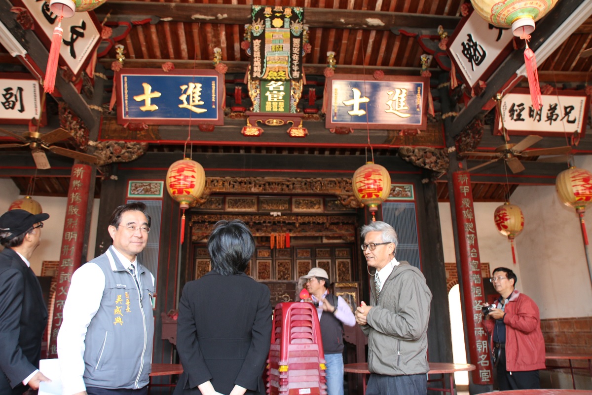 文化部長鄭麗君（中）、金門縣副縣長吳成典（左）參觀蔡氏祠堂，由瓊林蔡氏十七郎公裔孫宗親會蔡是民董事長（右）陪同講解。 圖 : 文化部／提供