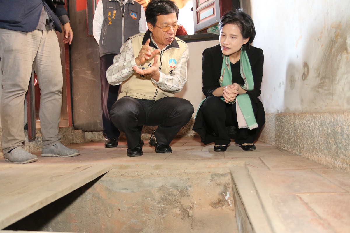 文化部長鄭麗君與瓊林蔡氏十七郎公裔孫宗親會蔡是民董事長參訪怡穀堂 圖 : 文化部／提供