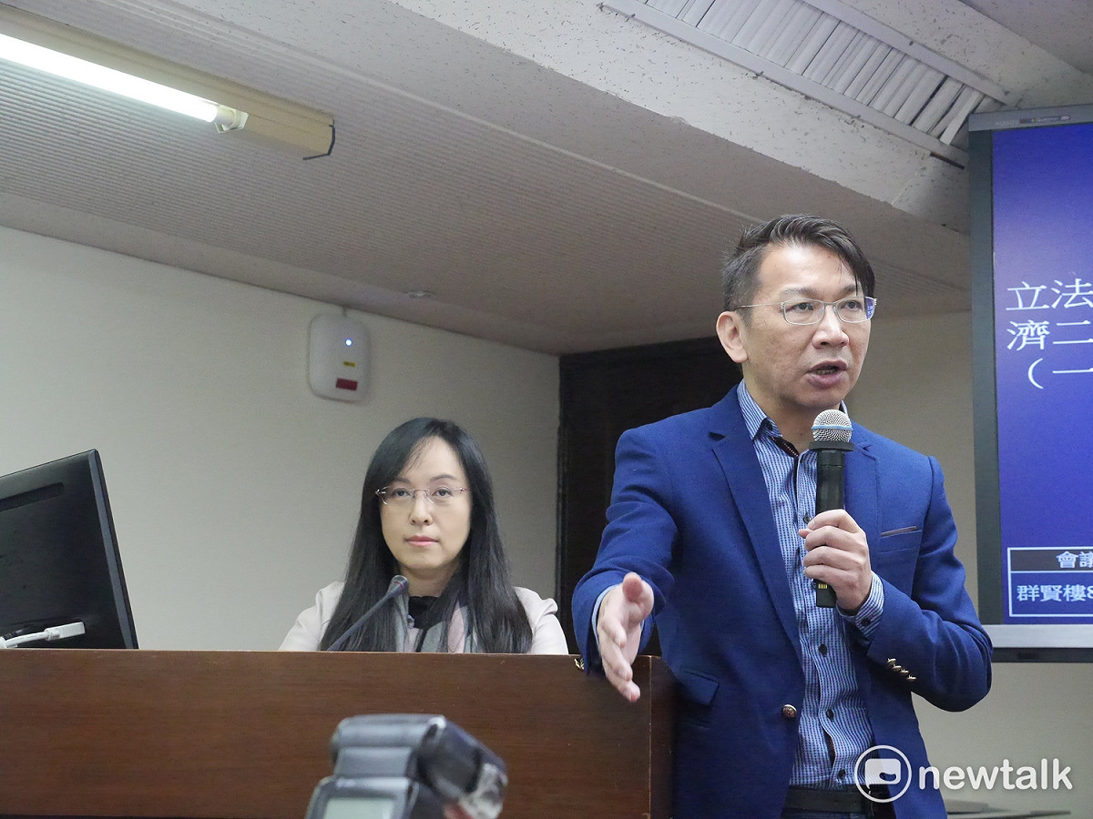 徐永明今早再度杯葛議事，民進黨立委陳瑩痛罵徐永明，已經佔用朝野立委時間許久，隨即也要求林靜儀處理，去年衛環委員會召開針對「砍七天假」召開公聽會時，徐永明帶著勞團進場，結果勞團成員動手打她的事情。 圖：趙婉淳
