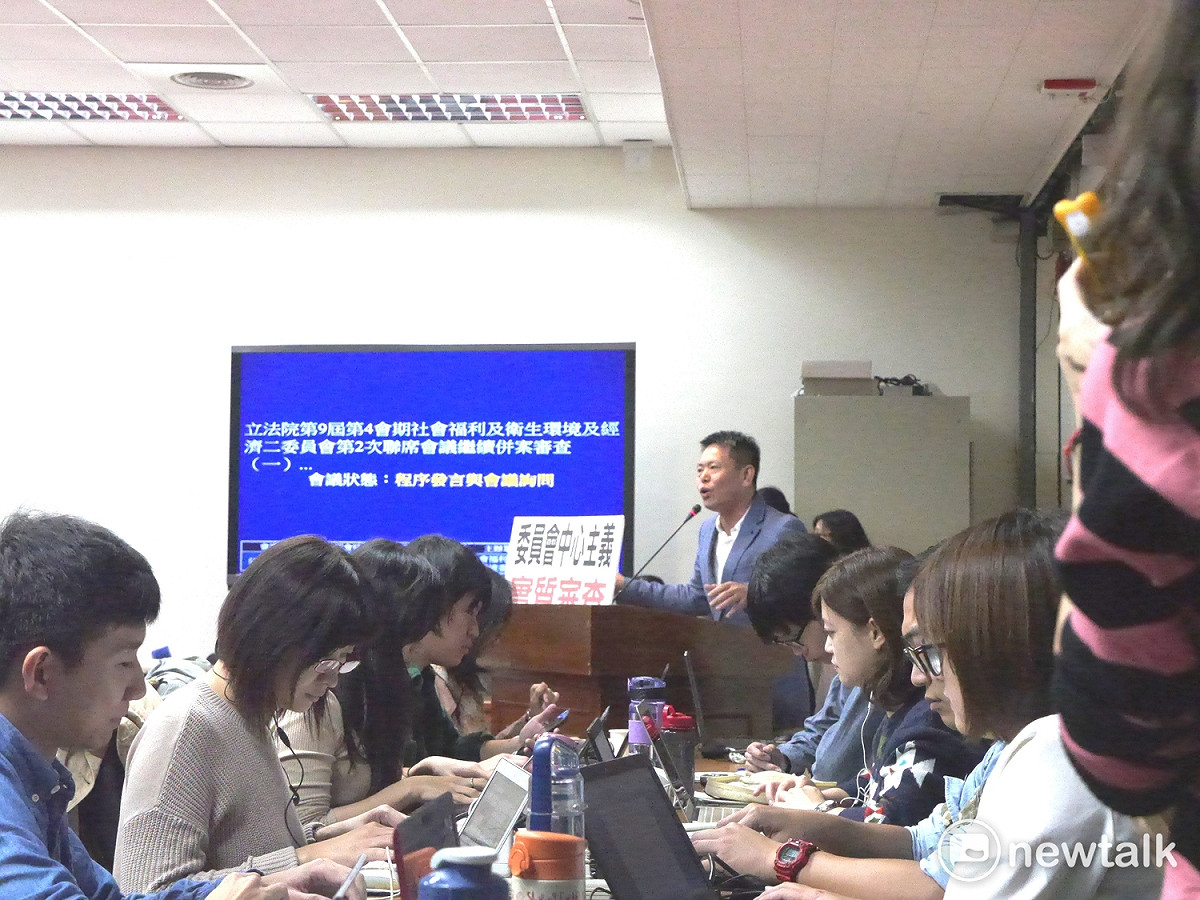 「執政黨只想清理戰場！」國民黨團書記長林為洲表示，民進黨團完全不聽勞團反彈聲浪，也不理過勞現況，立法院只剩下處理政治議題。 圖：黃韋銓／攝