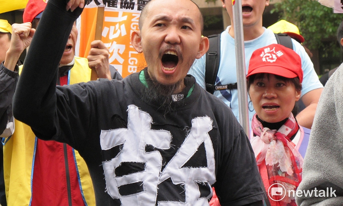 上百名勞團支持者23日高喊民進黨立委下台、回頭是岸。 圖：林朝億/攝