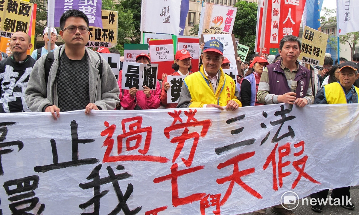 上百名勞團支持者23日高喊民進黨立委下台、回頭是岸。 圖：林朝億/攝