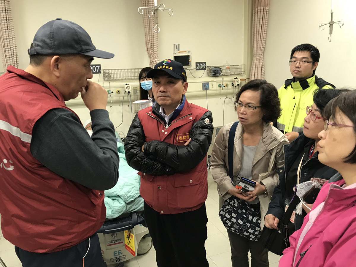 中和區興南路公寓縱火案發後，朱立倫及侯友宜迅速趕赴醫院慰問受害者及家屬。 圖：新北市政府/提供
