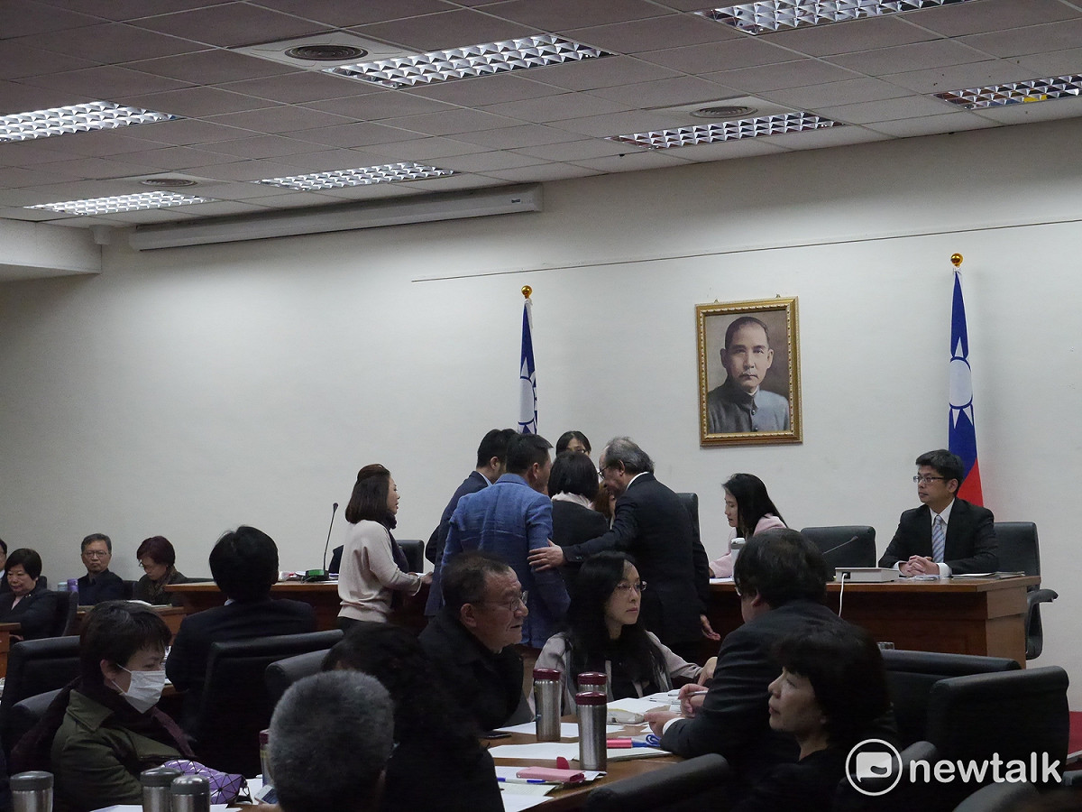 立法院衛環、經濟委員會今（23）日聯席審查勞基法修正案，下午處理程序提案時，國民黨提案要求逐條討論時不應限制立委發言，表決最後意外以10比9通過提案，民進黨打算提出重付表決，被國民黨團團包圍。 圖：黃韋銓/攝