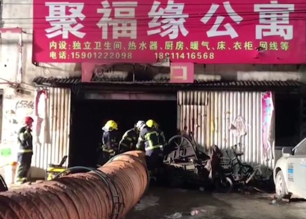 北京市副市長王寧在五天前的這場大火通報中表示，起火建築是典型的集「生產經營、倉儲、住人」等於一體的「三合一」、「多合一」建築。其中，地下冷庫噴塗使用的聚氨酯泡沫燃燒產生大量的有毒煙氣，是導致火災中人員傷亡的主要原因。 圖：翻攝自文學城網站
