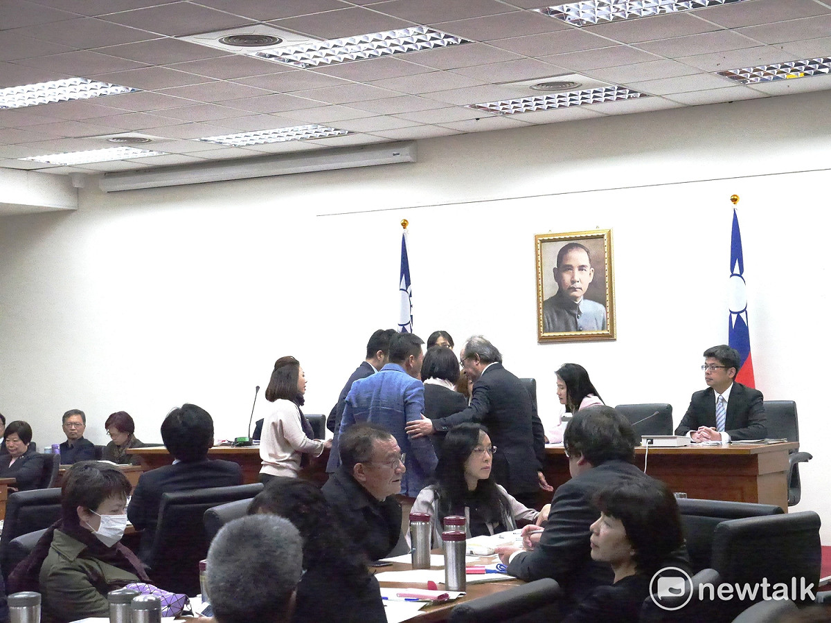 立法院衛環、經濟委員會今（23）天聯席審查攸關一例一休的勞基法修正草案，火速進入逐條審查程序。 圖：黃韋銓／攝