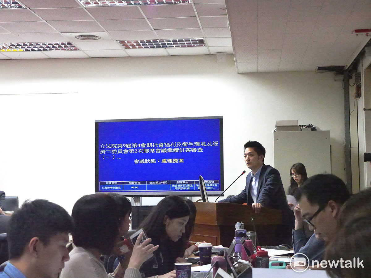 國民黨團下午首先派出陳宜民進行半小時發言，接棒的蔣萬安展開不間斷發言，直到下午五點半，召委林靜儀接受國民黨散會動議後，宣布散會。 圖：黃韋銓／攝