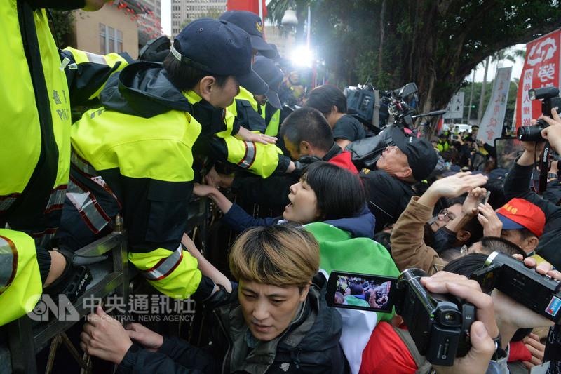 勞團反對勞基法修法23日至立法院抗議，下午不滿進入逐條審查，第三度衝到立法院大門，與警方發生衝突。 圖 : 中央社