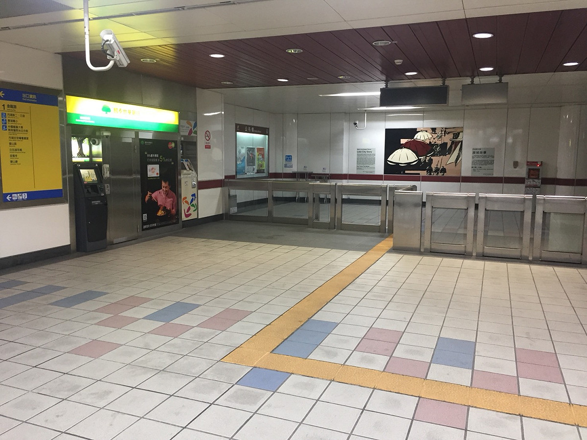 從明天24日開始凡是搭乘臺北市捷運的民眾，滿50歲以上(民國56年以前出生)符合公費流感疫苗接種資格，並有接種意願者，可攜帶健保卡於設站提供接種服務的捷運站立即接種。(捷運內湖站一號出口處將設置疫苗接種站) 圖 : 台北市衛生局 / 提供