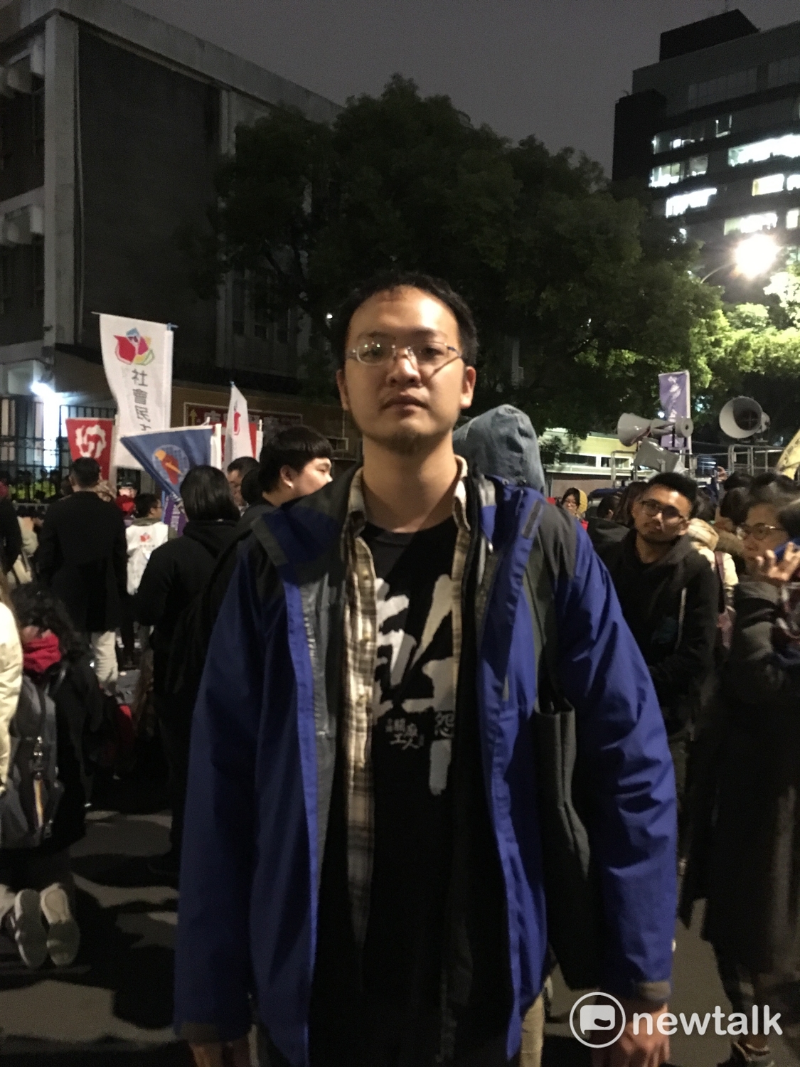 立法院衛環、經濟委員會今（23）日審攸關「一例一休」的勞基法修正案，立法院場外有多批勞工團體抗議，直到傍晚仍未散去。在下午試圖翻牆，隨後遭警方管制留置的社運參與者洪崇晏受訪時表示，若民進黨再繼續「硬幹」，不排除會向當初馬政府時期，如影隨形丟鞋抗議。 圖：黃韋銓/攝
