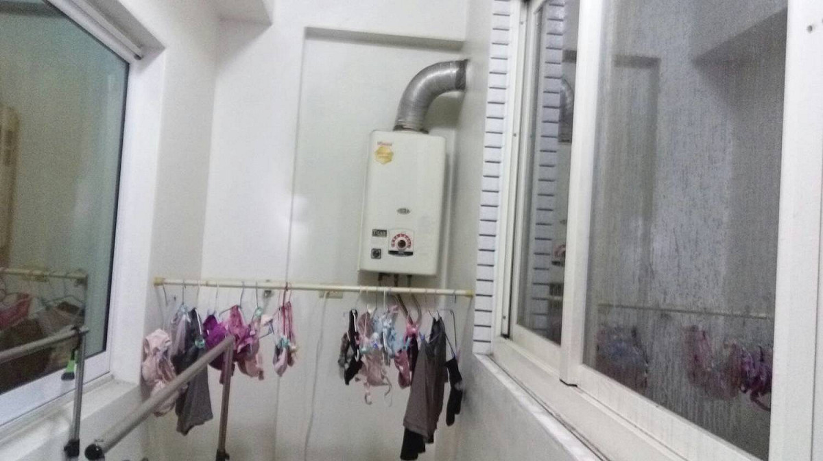 消防局說明，一般強制排氣管為白鐵管，但該住戶使用廚房排氣管錯誤安裝，若戶外風大，一氧化碳無法排出。 圖 : 台中市消防局/提供