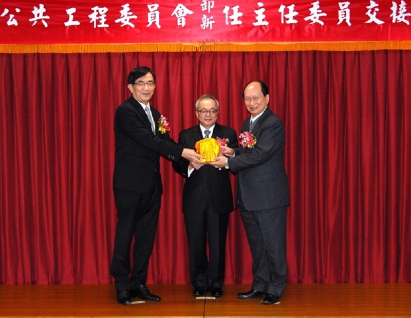 工程會新卸任主委印信交接，左起工程會前主委吳宏謀、監交人行政院施副院長俊吉、新任主委吳澤成。 圖：行政院提供