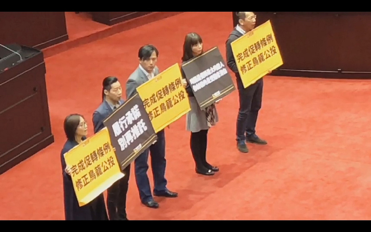 時代力量黨團提出變更議程，將「促進轉型正義條例」草案、《公民投票法》修正草案，列入本次院會的討論事項，但在民進黨團立委人數優勢下，提案全數遭封殺。 圖：取自徐永明臉書影片（https://www.facebook.com/polymh/）