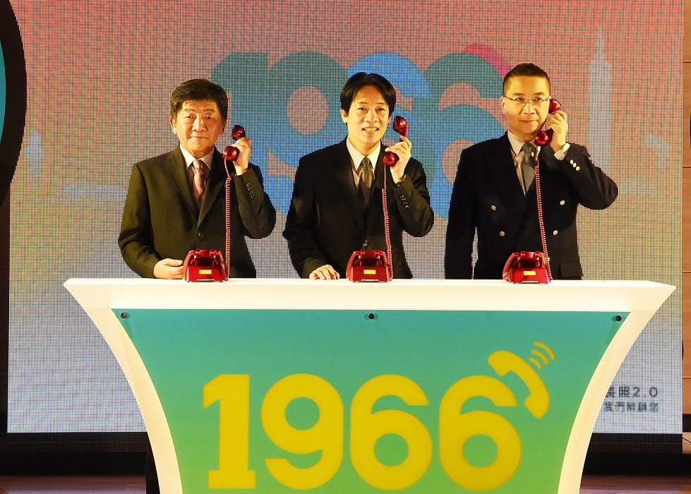 衛福部今（24）天舉行長照2.0專線「1966」專線開通記者會。由左至右為衛福部長陳時中、行政院長賴清德和政院發言人徐國勇。 圖：行政院/提供