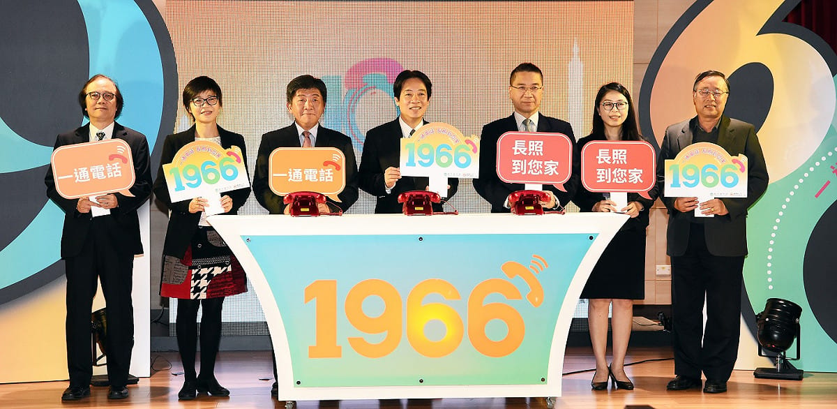 行政院長賴清德（中）今（24）天公開勉勵照顧服務員，希望他們能擁有愛心、耐心。 圖：行政院/提供