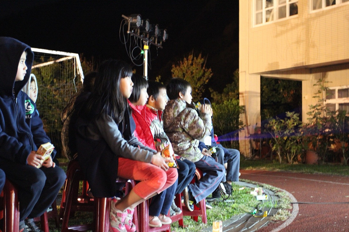 平等國小學童很難得可以聚在一起看電影。 圖 : 江啟臣服務處/提供