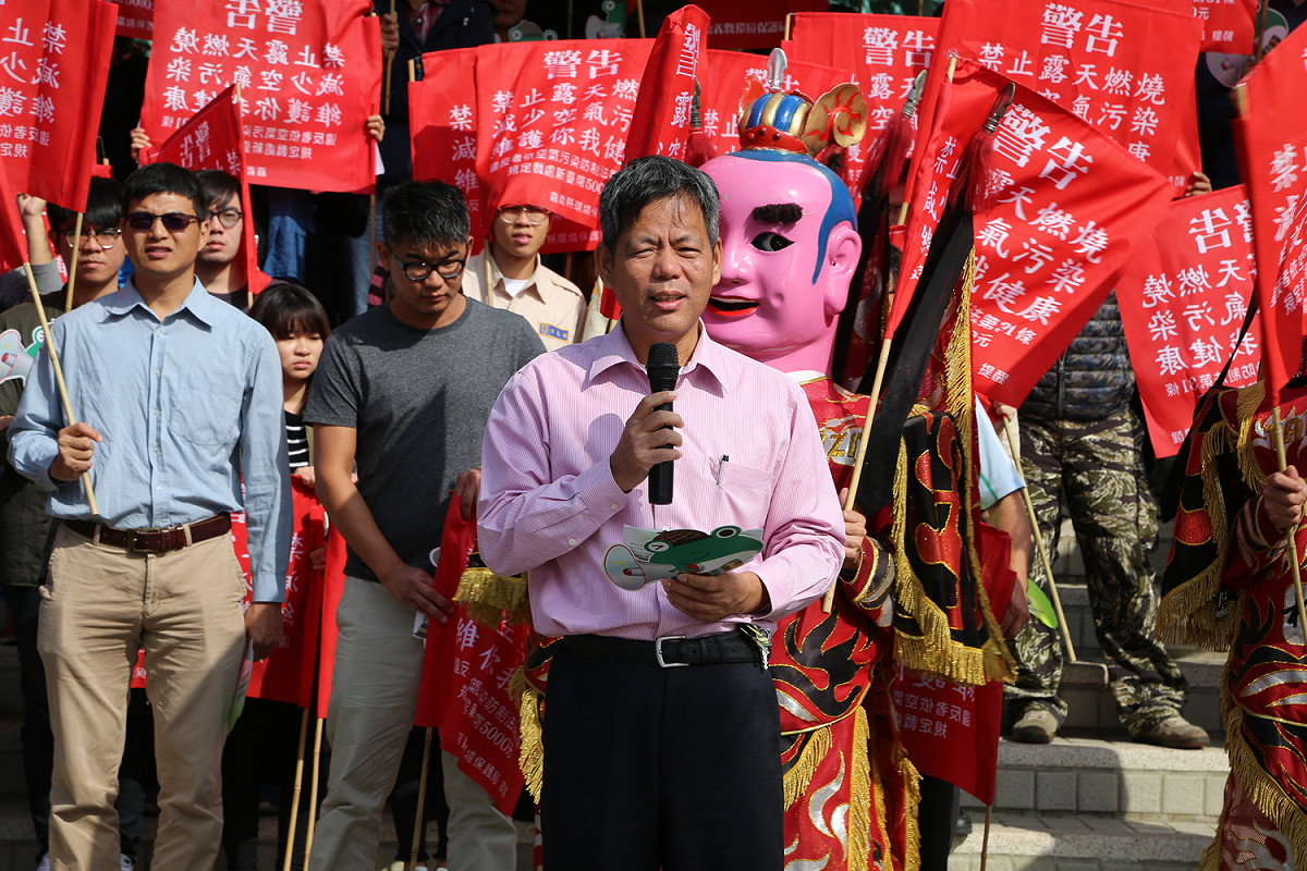環保局局長顏旭明表示，由於環保意識抬頭，今年縣內環保空汙陳情案件微幅升高，較同期增加至25件。但總燃燒面積呈降低趨勢，透過有效取締，稻草燃燒的比例由0.89%降至0.21%，空氣品質PM2.5不良日數也由29天降為7天，控管呈現有效改善。數據雖降低，但稽查更嚴格。 圖:嘉義市政府/提供