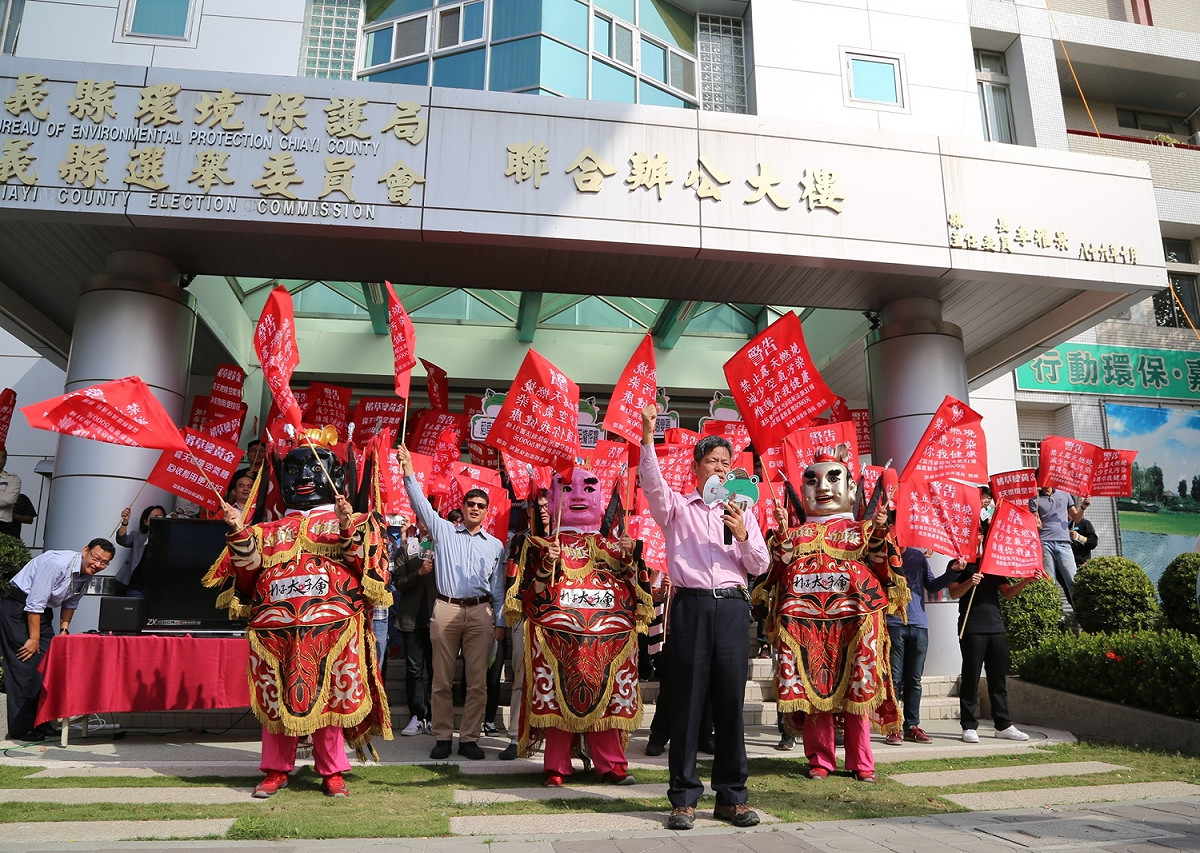 嘉義市環保局於今(24)早在環保局門口舉辦「露天燃燒稽查車隊，遍佈我嘉」活動，找來民間信仰中的「哪吒三太子」擔任糾察隊長。 圖:嘉義市政府/提供