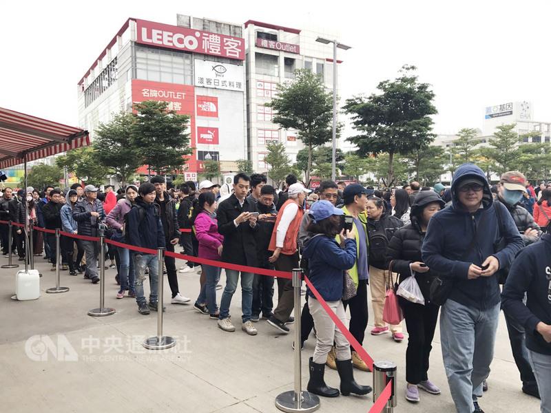 好市多（Costco）24日首度舉辦「黑色購物節」，事前對促銷商品相當保密，讓消費者好奇。好市多內湖店上午8時已有近百名民眾排隊等待進場，8時30分左右湧現大批人潮。 圖 : 中央社