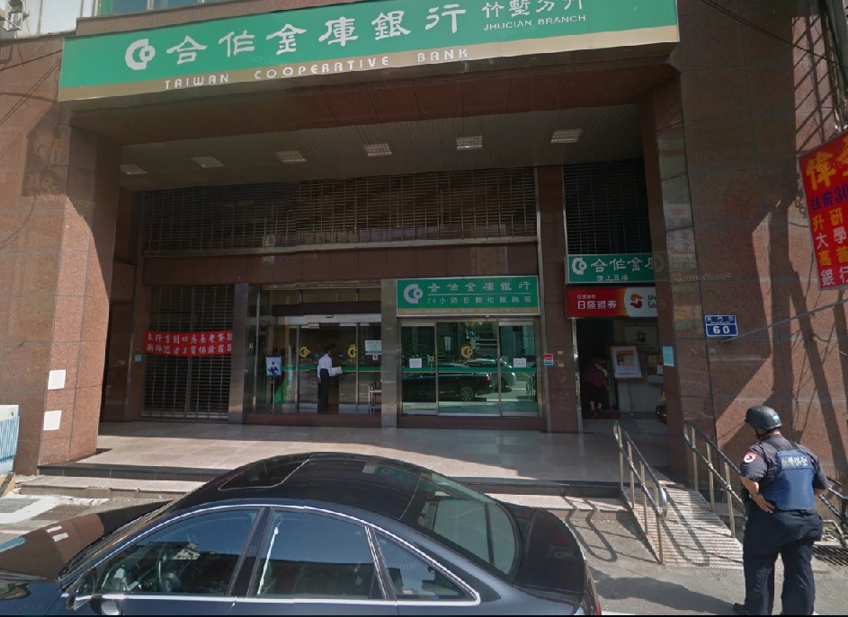 新竹東門街合作金庫今(24)下午兩點左右發生一起搶案，警方到場之前，一名50歲男行員中彈失去呼吸心跳，現場玻璃碎落一地，該名行員緊急送往南門醫院救治後不治身亡。警方也全力追緝嫌犯當中。(示意圖) 圖:翻攝google map