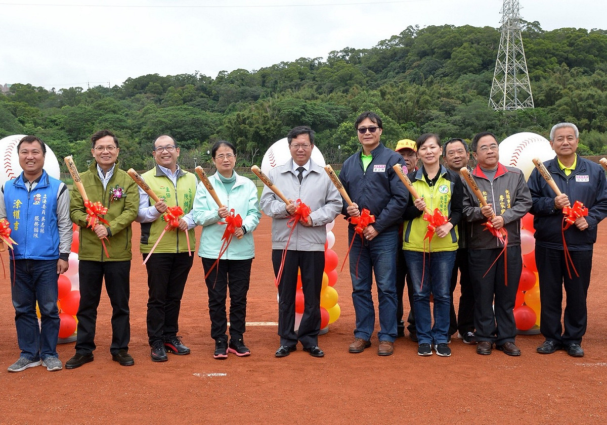桃園市長鄭文燦今（24）日前往楊梅區，出席「桃園市楊梅區棒壘球場落成典禮」，鄭文燦表示，棒壘球是本市重點發展項目，楊梅區棒壘球場雖是小小球場，卻承載市民的大大夢想，楊梅正在改變。 圖：桃園市政府／提供