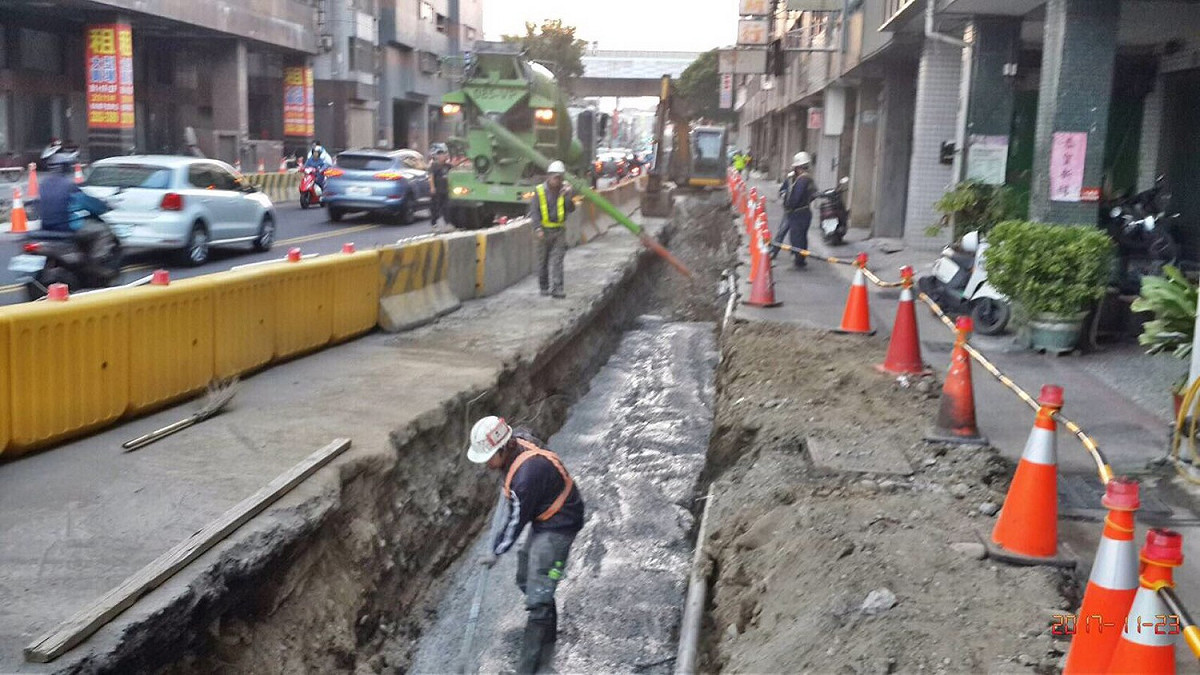 建設局長黃玉霖今(24)日表示，市府積極介入協調，東山路地下道工程將會以12月15日為目標完工，讓民眾擁有舒適及安全的用路環境。 圖：建設局／提供