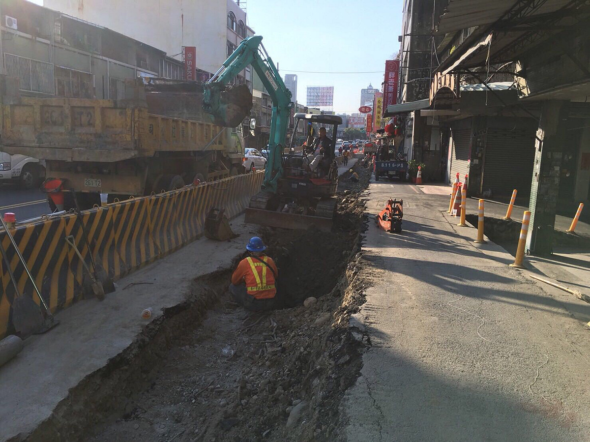 建設局表示，在第二階段工程中，因鐵工局進行人行道及側溝施工，市府協調自來水汰管作業，配合鐵工局敲除舊有側溝及開挖同時接續施作，縮短作業時程並改善民眾生活用水品質。 圖：建設局／提供