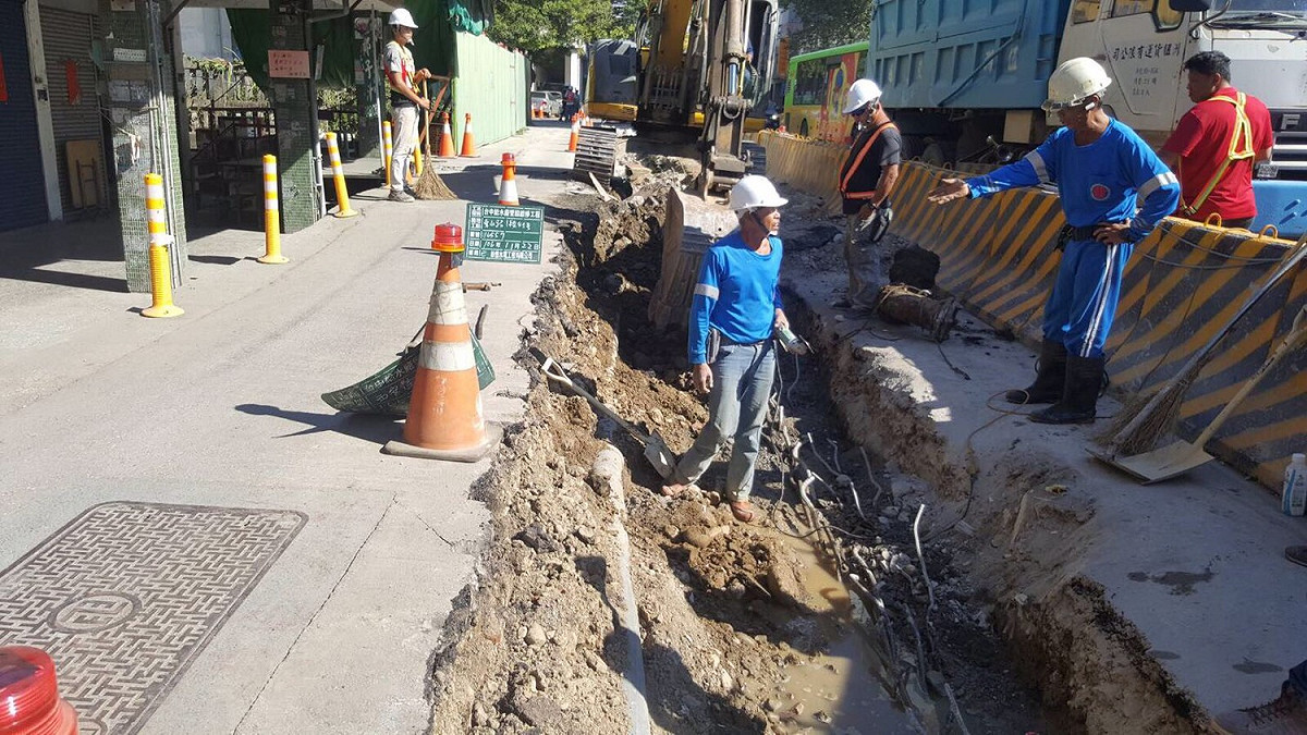 而目前東山路地下道已通車的中間路段，配合現況辦理路面底層鋪設，部分尚有些微起伏及不平處的路段，一併配合在第二階段鋪設面層並全面整坡改善。
 圖：建設局／提供