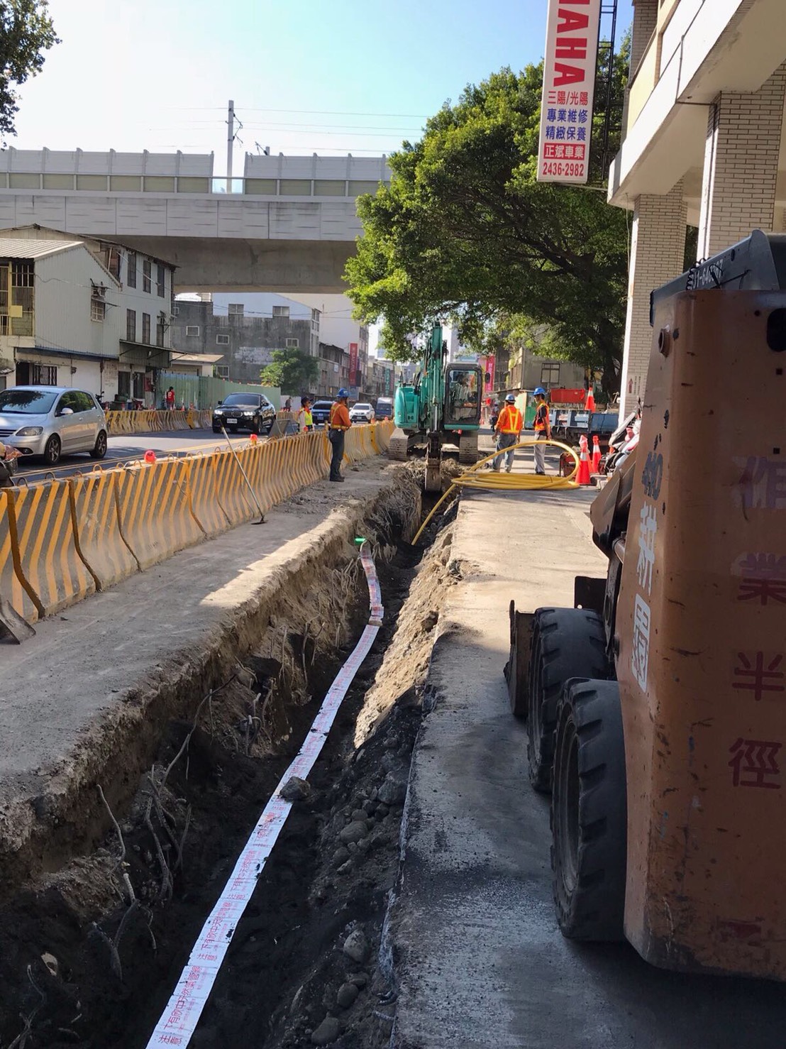 建設局表示，鐵工局配合填平新設排水溝過程中，開挖時發現施作範圍內有台電、中華電信等多項管線密佈，增加施工障礙，工程困難度也增加。 圖：建設局／提供