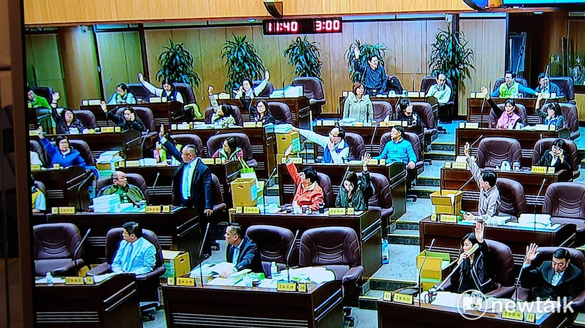 桃園市議會今（24日）審查桃園經發局的107年度的總預算，由於國民黨市議會黨團質疑桃園市府各局處編列與農業博覽會有關燒錢預算，因而表決砍了4筆經發局1538萬元農農博會等相關預算。並且擱置了1億多其他的預算。不過被擱置的預算，未來在二讀和審查會時，還有機會翻盤。  圖:國民黨桃園市議會黨團提供