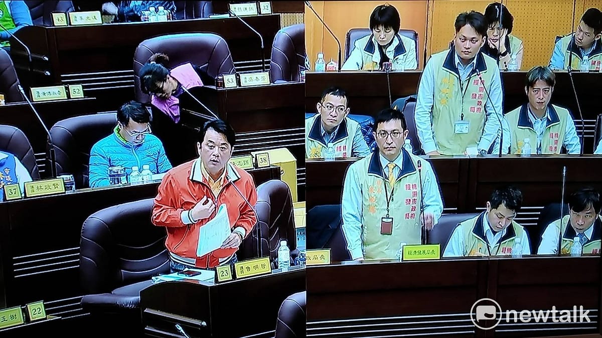 桃園市議會今（24日）審查桃園經發局的107年度的總預算，桃園市議員魯明哲質詢時表示，「我無法接受分年編列的預算，突然多出450萬元」，要求回到去年應該編列的經費，並動議刪除多出來的450萬元。 圖:國民黨桃園市議會黨團提供