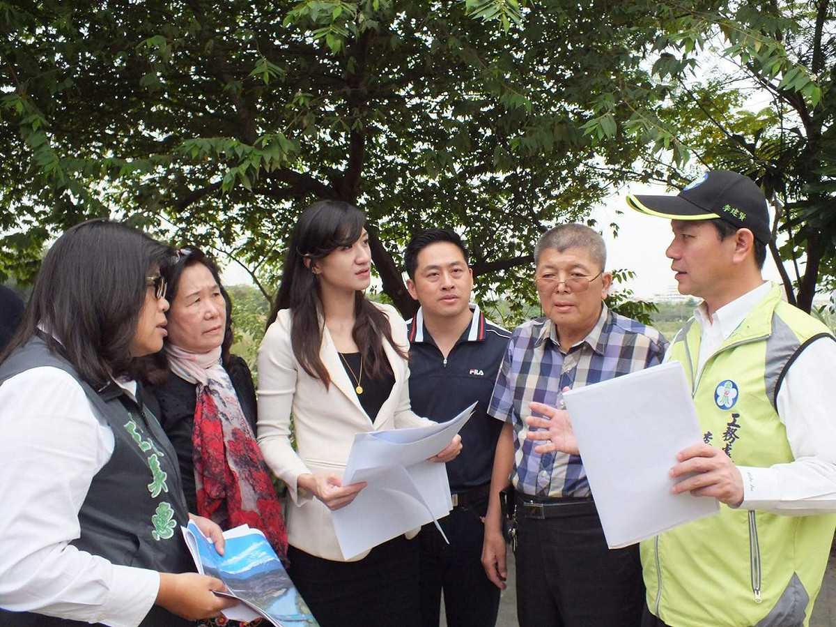 多名嘉義市議員今天到八掌溪堤岸，實地勘查八掌溪人行景觀橋工程。嘉義市議會/提供 圖 : 嘉義市議會/提供