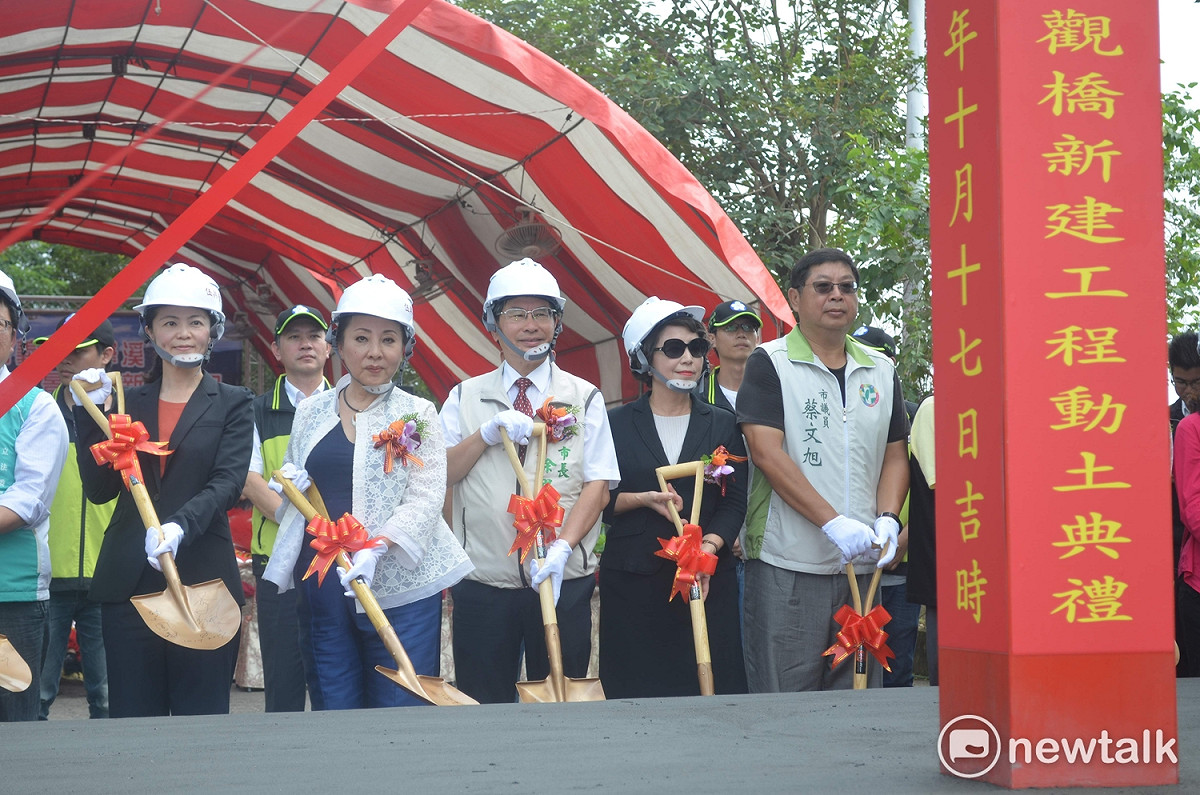 橫跨嘉義縣市八掌溪人行景觀橋上個月17日動土。 圖 : 蔡坤龍/攝
