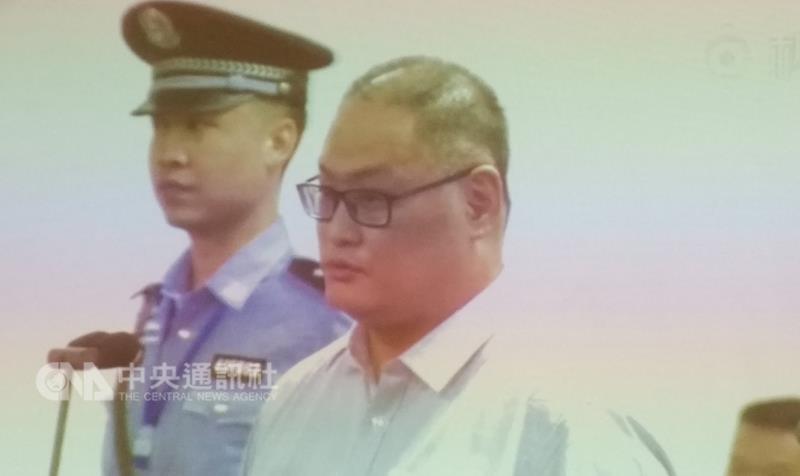 行政院陸委員會副主委兼發言人邱垂正表示，家屬已接到中國大陸指派的委任律師電話，通知李明哲（右）宣判時間，同時邀請家屬出席。 圖 :  中央社