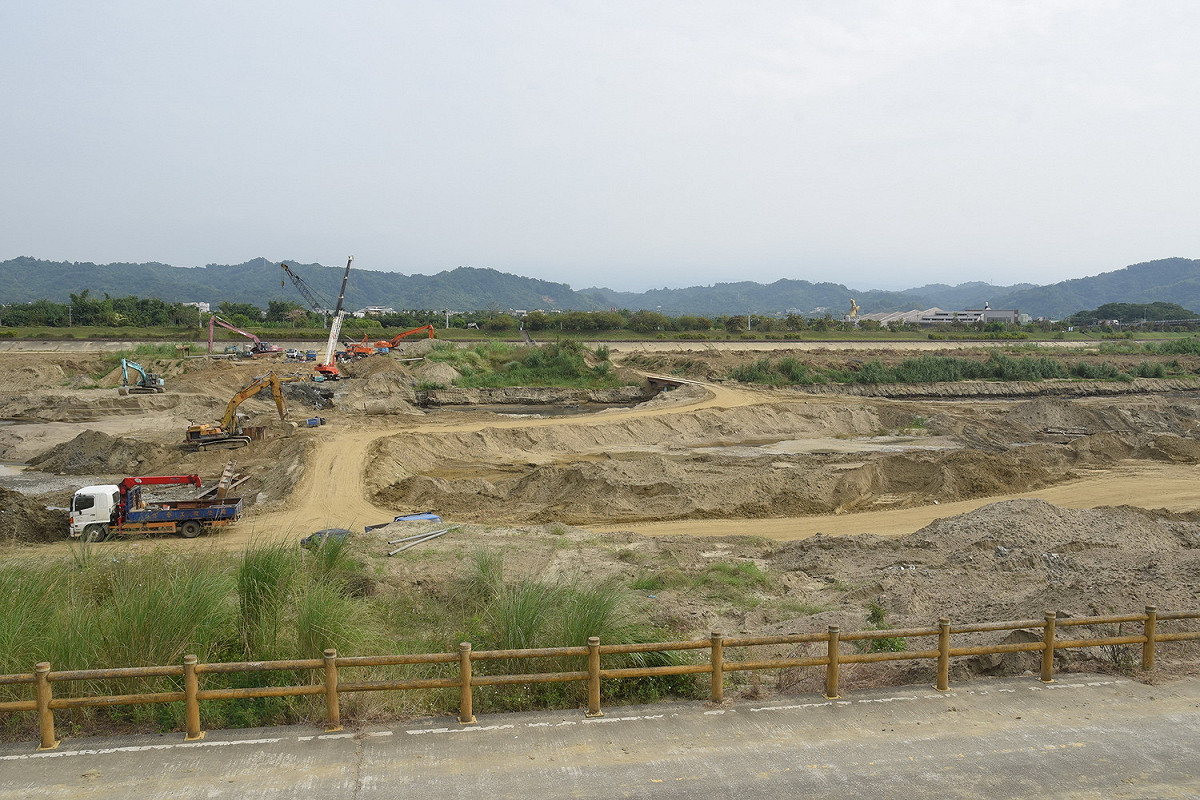 市府澄清，南投蓋貓羅溪景觀橋，橋墩深度及位置，都經過水利署三河局審核同意，且經過審慎評估，工程完工後不會造成軍功里淹水，蓋新橋是為了讓觀光客到南投遊玩時，有更安全、 圖：南投縣政府/提供
