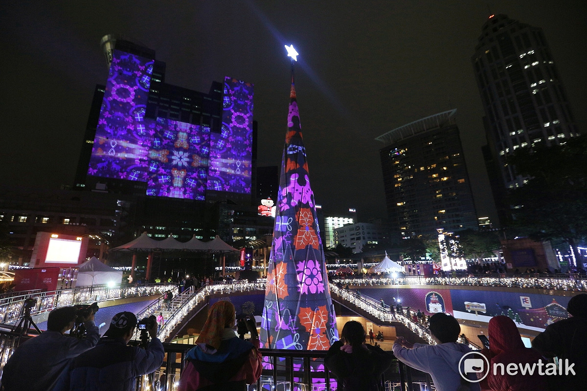 新北市歡樂耶誕城今年的光雕秀再創新紀錄，總投影面積範圍達全台最大，約8794平方公尺。 圖：王峻昌/攝