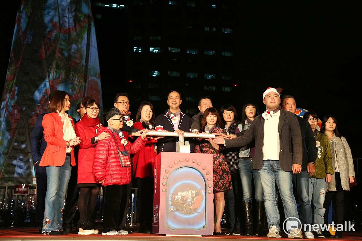 朱立倫與多位市議員一起點燈開城，將光雕從市府大樓、竹筍地景，擴及板橋車站大樓。 圖：王峻昌/攝