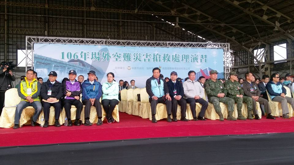 桃園市長鄭文燦今（24）日下午前往大園區海軍桃園基地，出席「106年場外空難災害搶救處理演習」。 圖：取自桃園市議員游吾和臉書